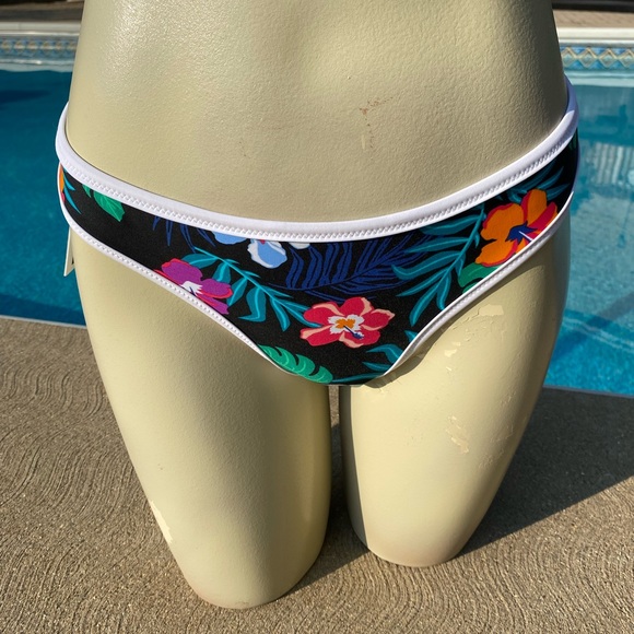Large Reversible Bikini Bottom - Picture 2 of 9